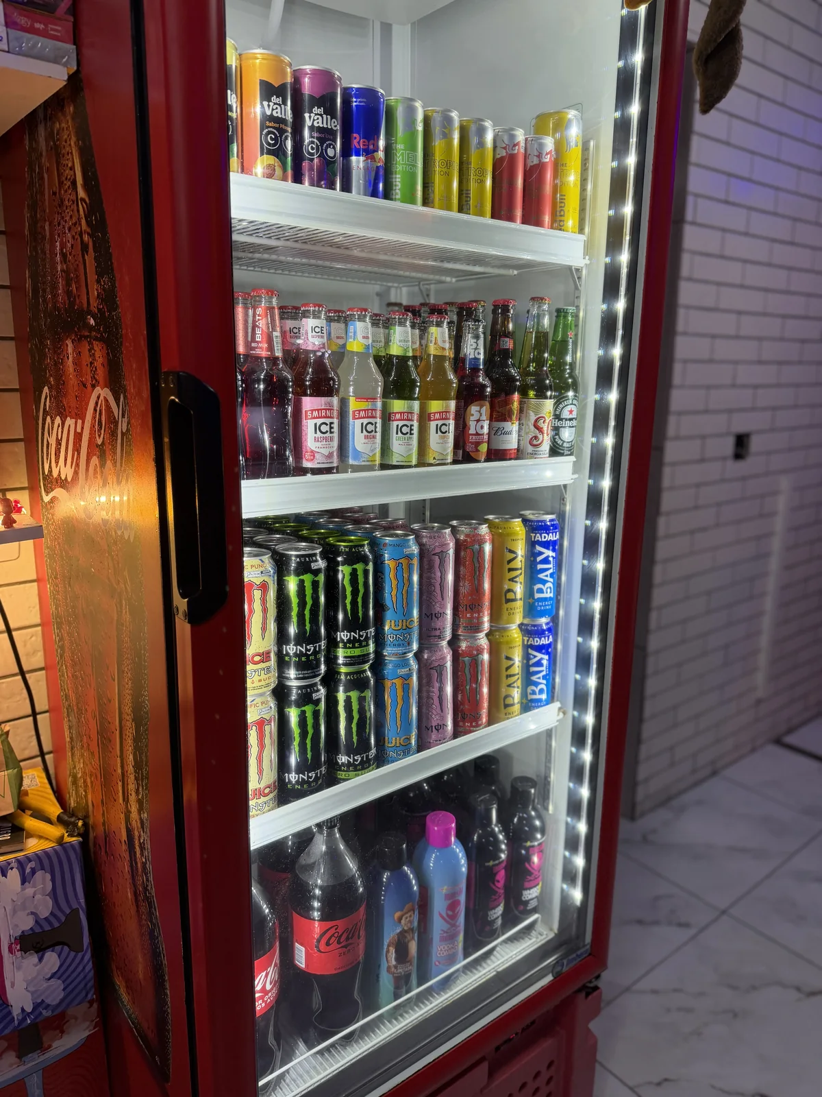 Cervejas e energéticos no refrigerador da Furts Lounge Bar em Curitiba