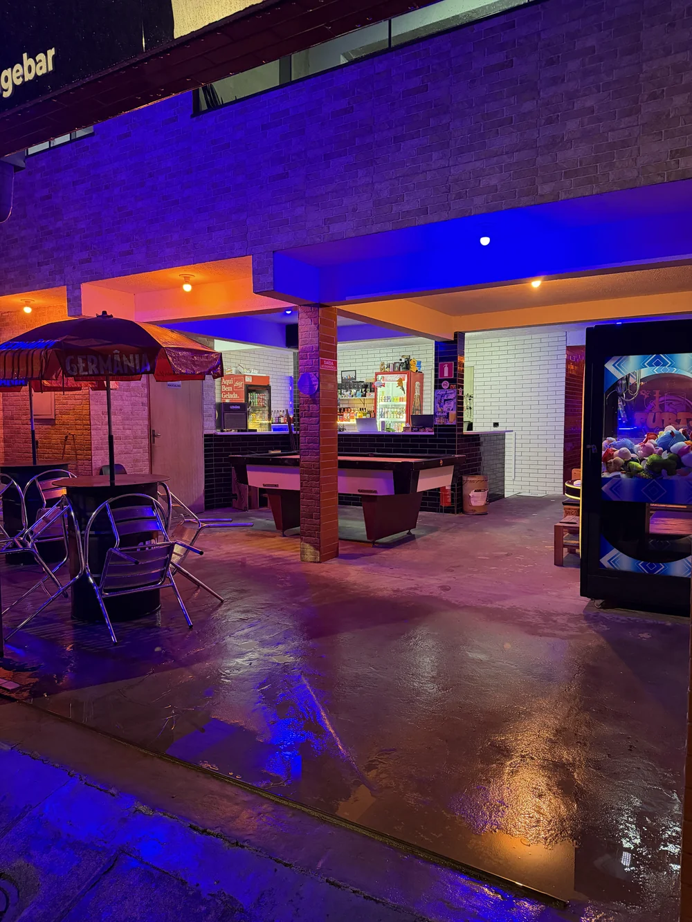 Entrada e área de sinuca da Furts Lounge Bar no Campo de Santana