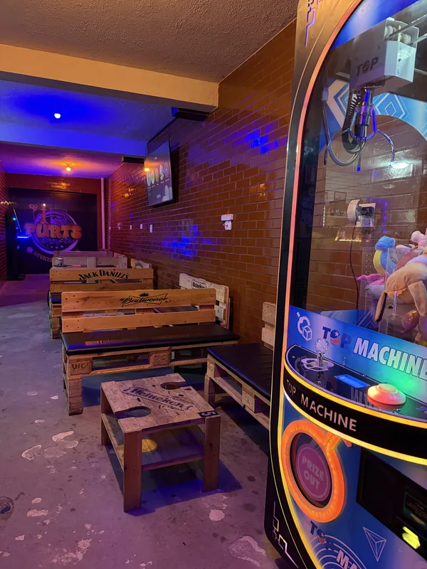 Assentos de madeira e iluminação do lounge da Furts em Curitiba