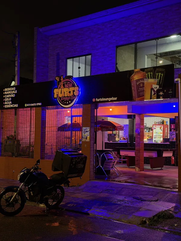 Entrada da Furts Lounge Bar com a placa e a iluminação da fachada