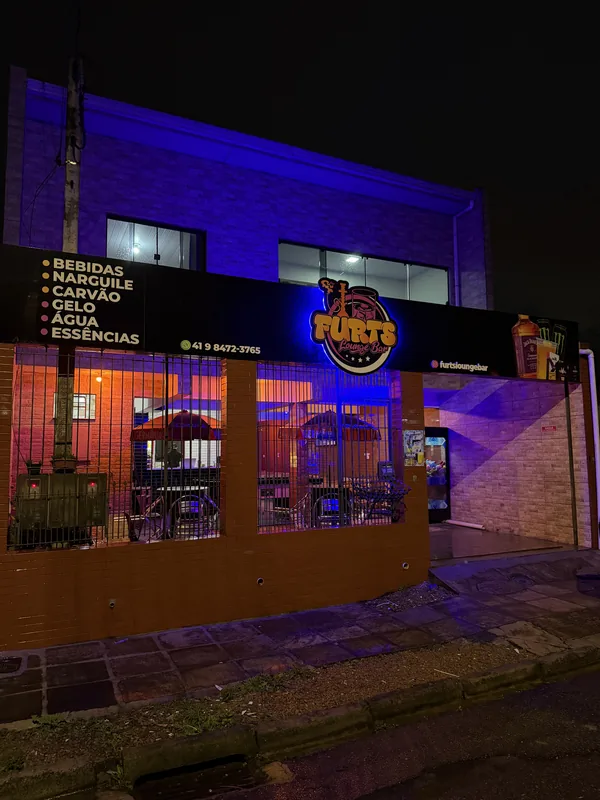 Fachada da Furts Lounge Bar iluminada em roxo no Campo de Santana