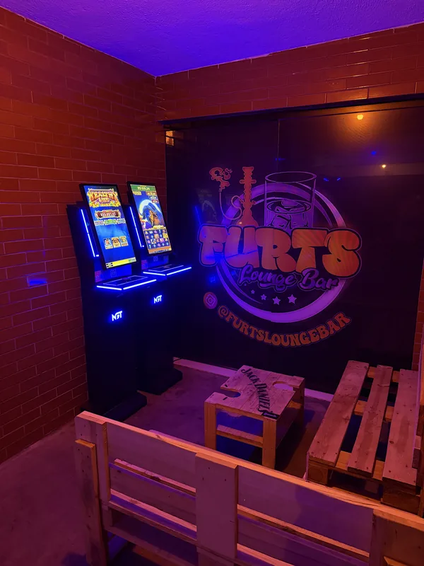 Painel com a identidade da Furts Lounge Bar na área de assentos