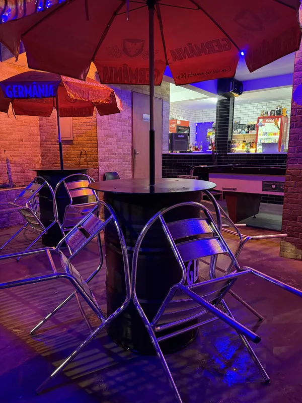 Mesas e cadeiras da área de atendimento da Furts Lounge Bar