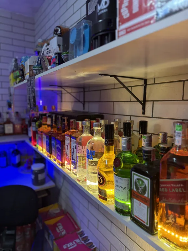 Prateleira de bebidas alcoólicas da Furts Lounge Bar