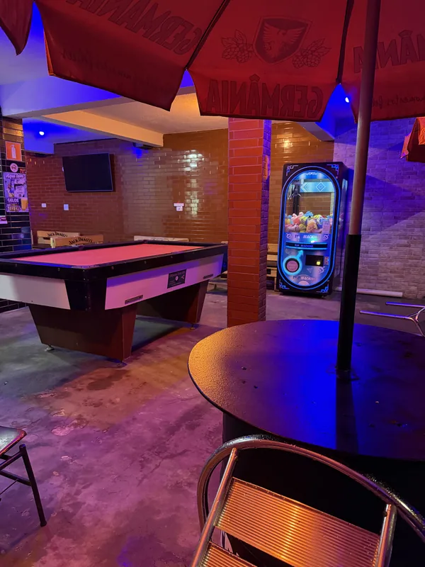 Mesa de sinuca e área de convivência da Furts Lounge Bar