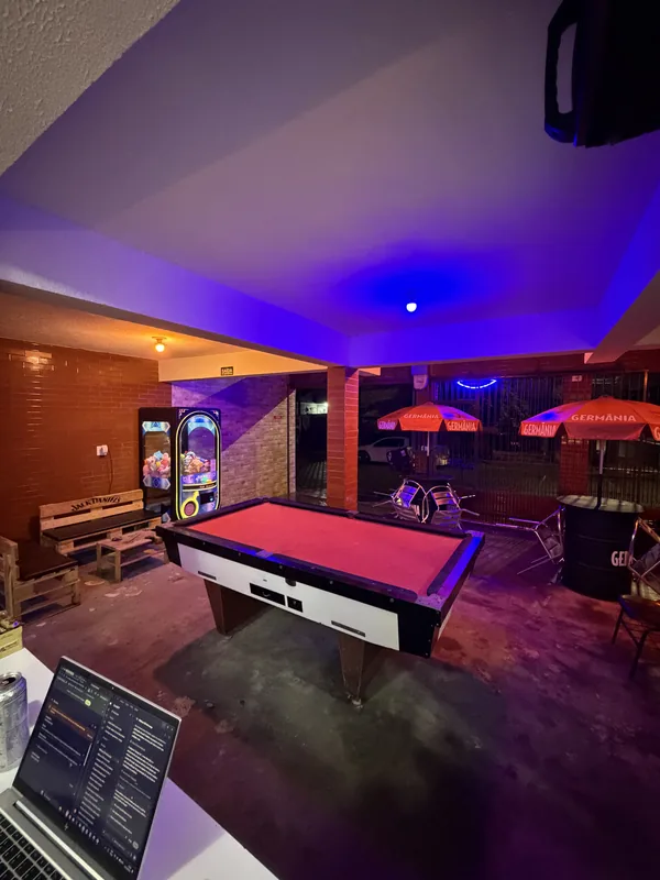 Vista da mesa de sinuca e das mesas da Furts Lounge Bar