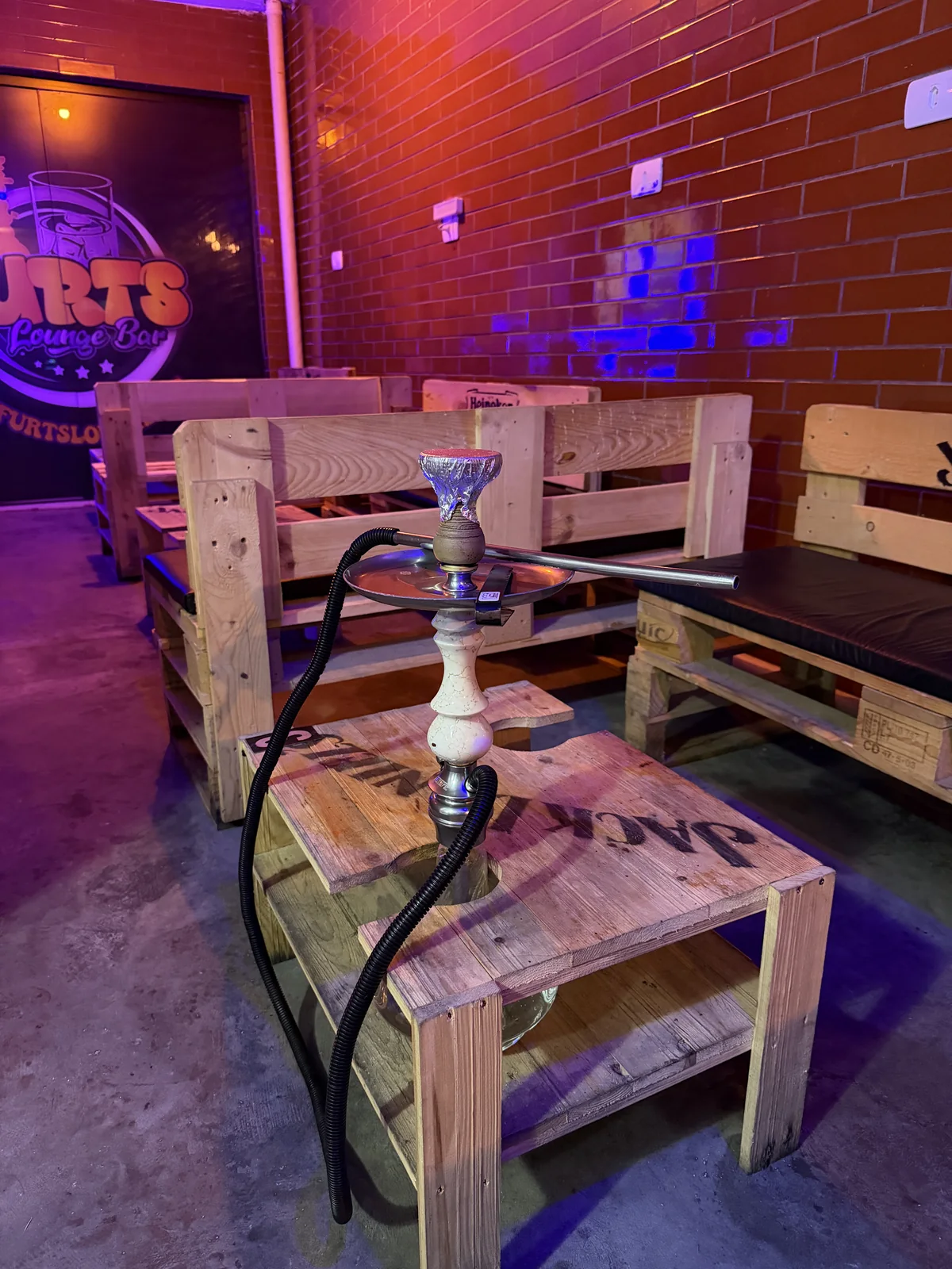 Narguilé montado em uma mesa do lounge da Furts em Curitiba